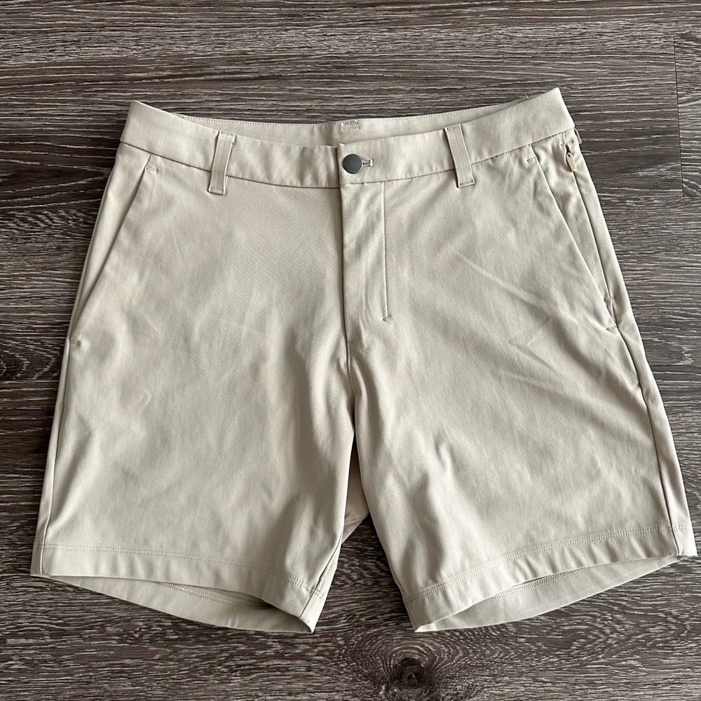 Lululemon Trench/Khaki Men’s Commission Short 9” - Size 30